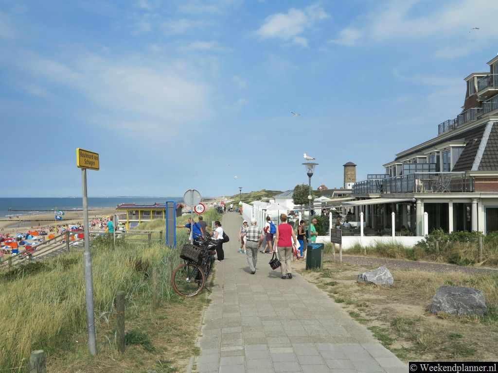 De badplaats Domburg ligt net achter de duinen in Zeeland. Je bent dus altijd dichtbij zee als je hier een weekendje naar toe gaat.Tip: De badplaats Domburg op Walcheren.